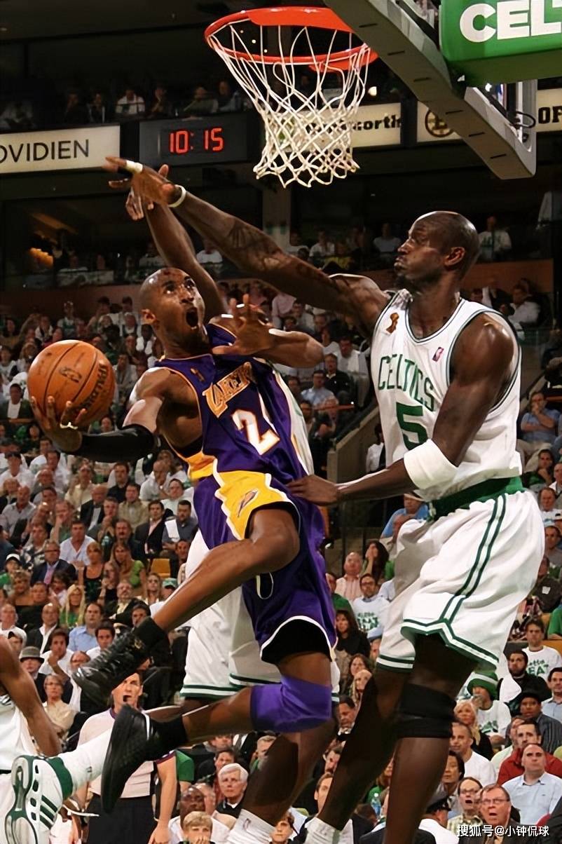 后腰出球受 后腰出球受